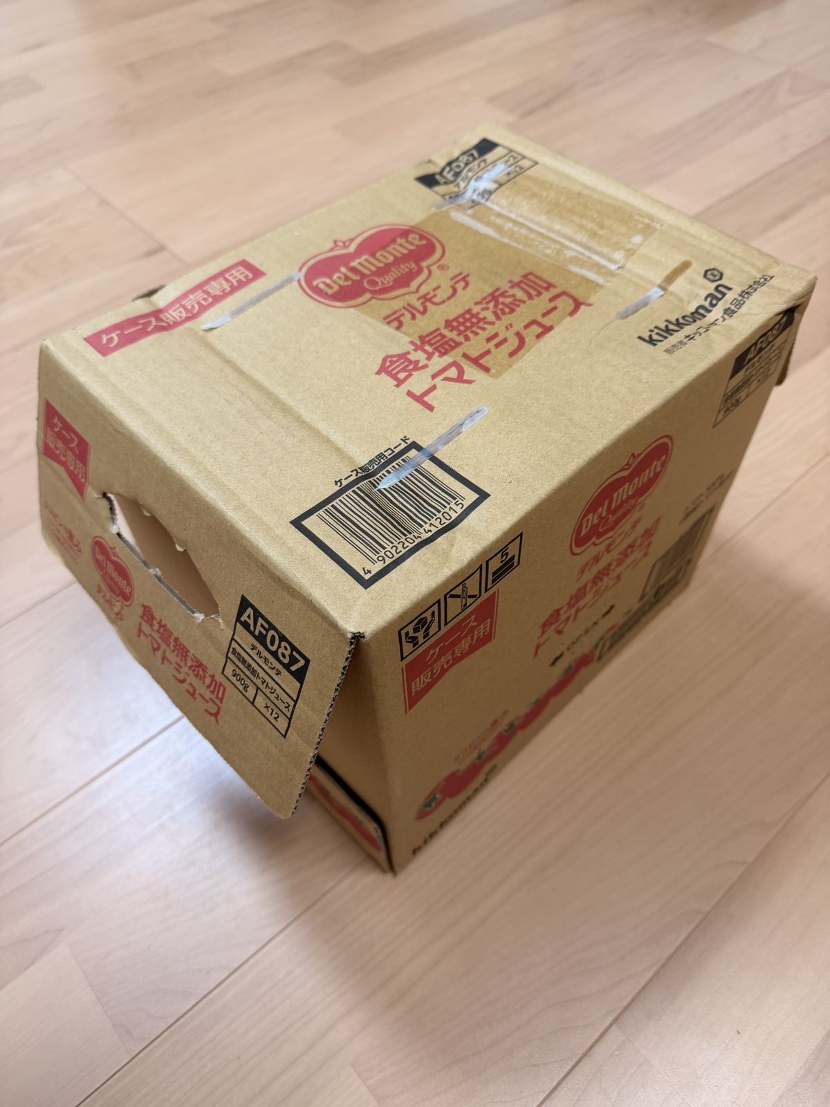デルモンテ 食塩無添加トマトジュース 900g×12本入りの段ボール箱。「ケース販売専用」と書かれている